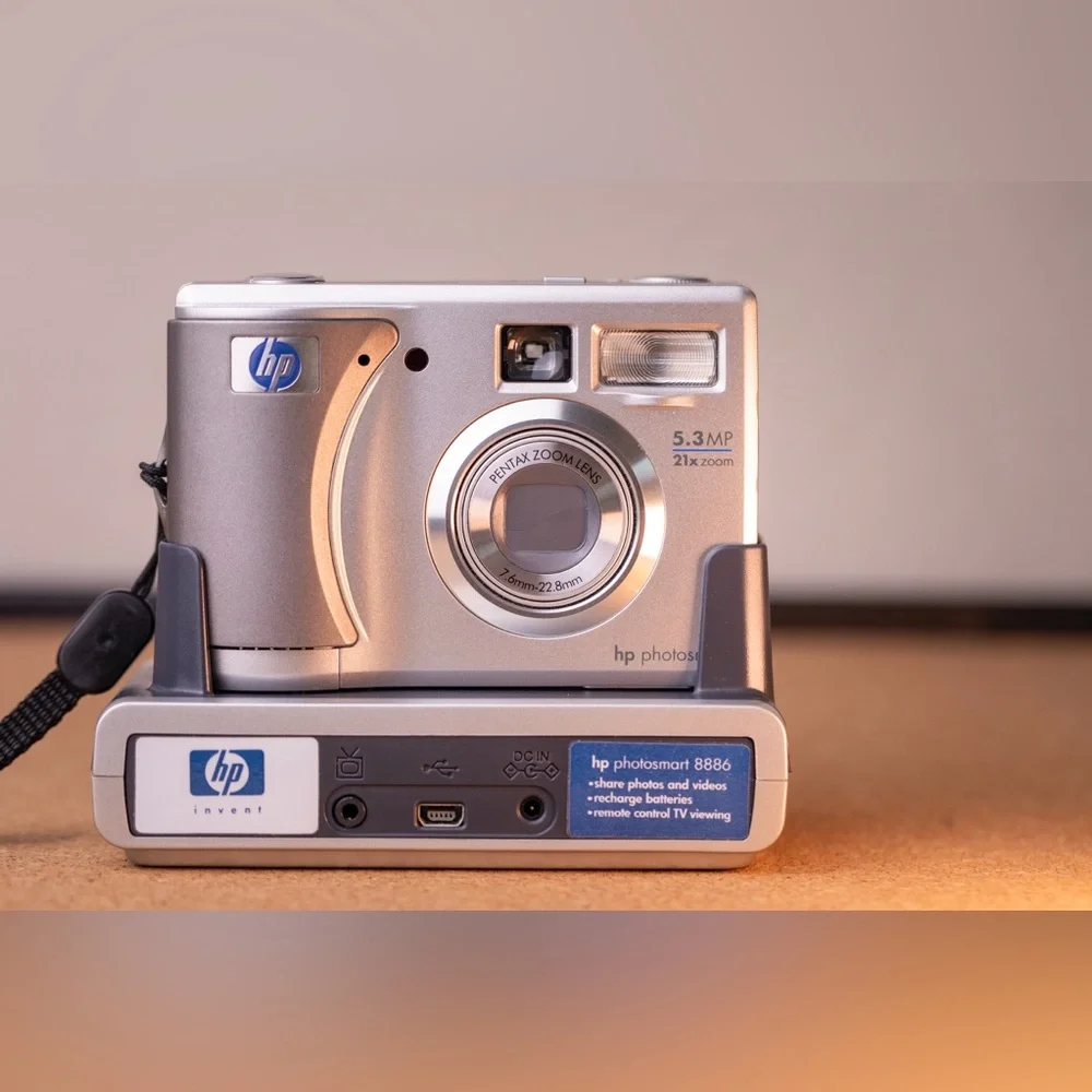 Hewlett Packard PhotoSmart 935 5.3MP 21x Zoom Digital Camera